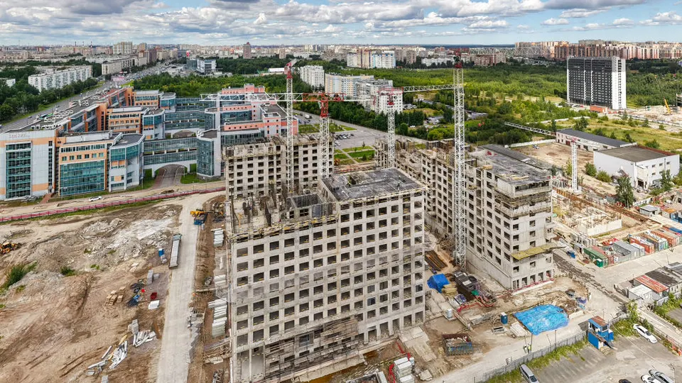 ЖК «Гений»: панорама стройки с высоты, август 2026, съёмка застройщика